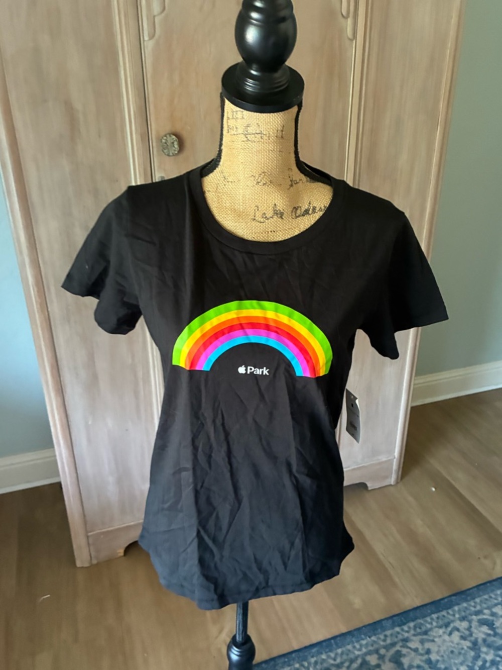 NWT Apple Park T-Shirt women’s medium